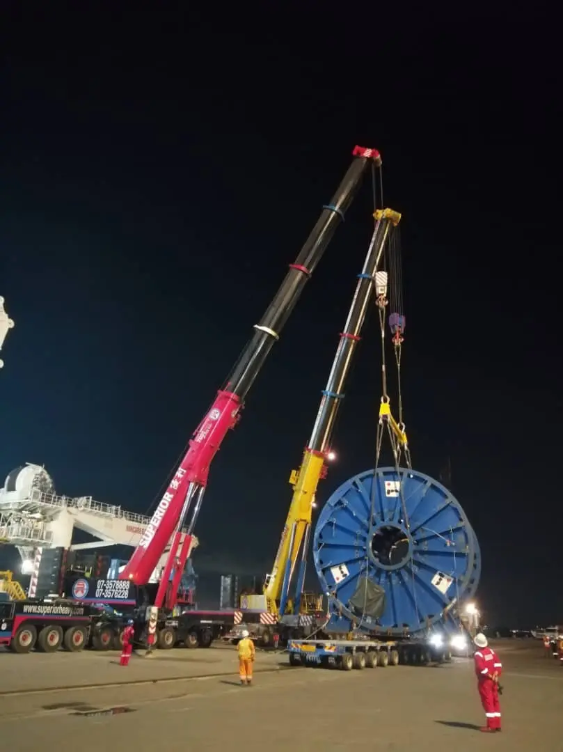 Special tandem lift operation for machine moving and project logistics at a Johor port